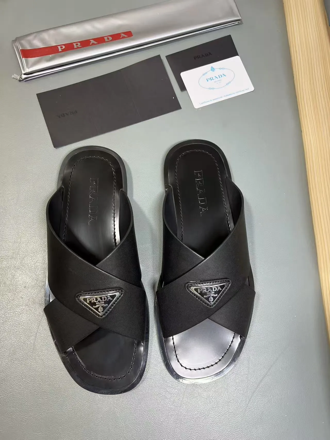 340💰PRADA Prada’s latest slippers are synchronized with the official website. This slipper is made of the brand’s unique and iconic Saffiano leather. The brand logo jumps out from the double straps, and the brand style is clearly visible. Cowhide gives men elegant charm and functional design, making it an ideal choice for vacation and leisure. Size:38-45